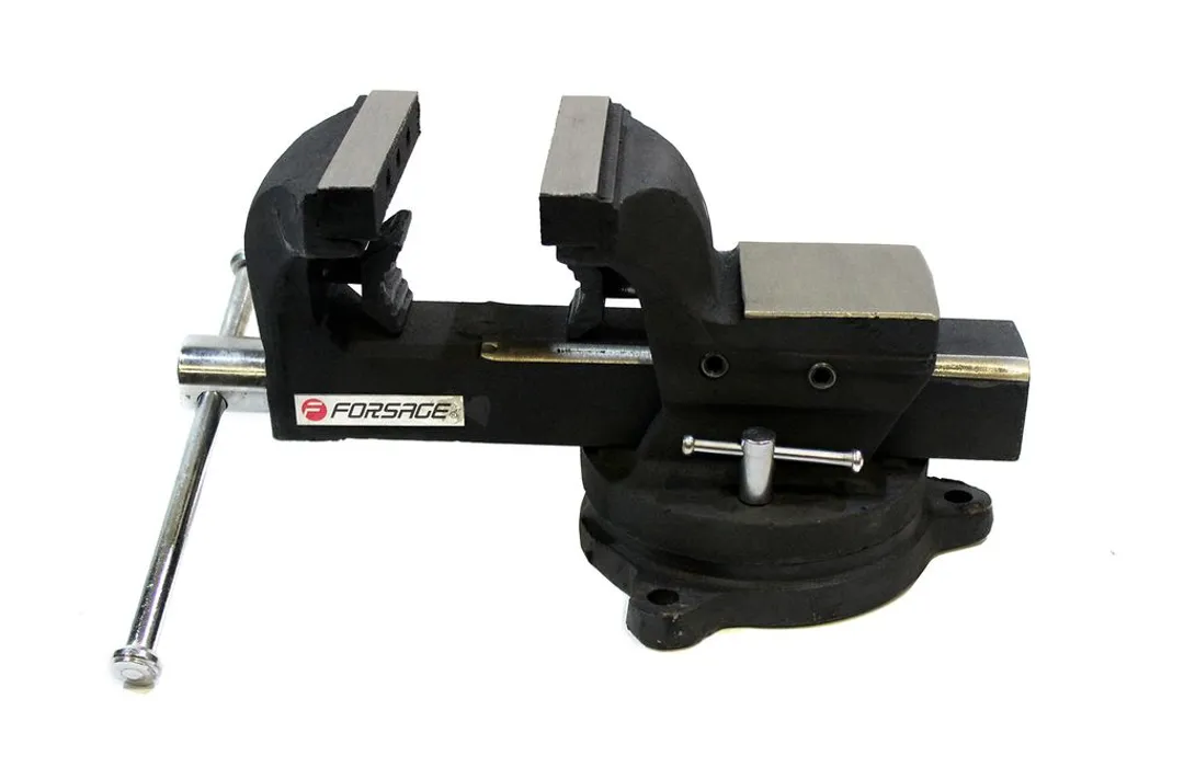 Тиски стальные поворотные с наковальней+захват для труб и съемными губками+захват для труб 6»-150мм