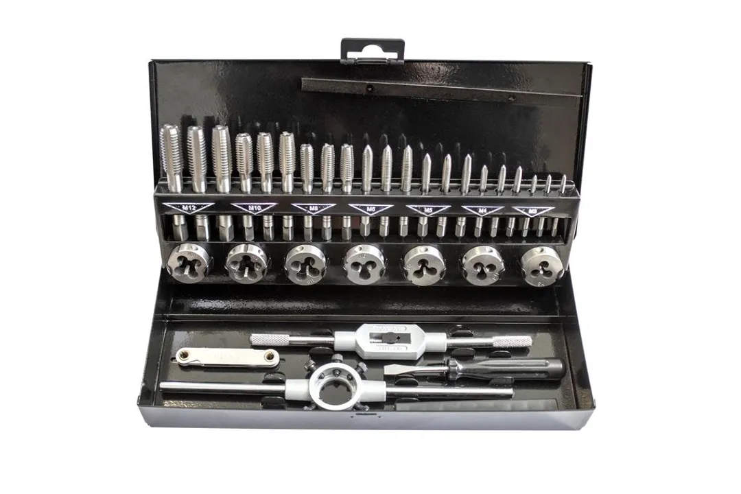 Набор метчиков и плашек, 32(М3х0.5,М4х0.7,М5х0.8,М6х1.0,М8х1.25,М10х1.5,М12х1.75) пр в металлическом кейсе