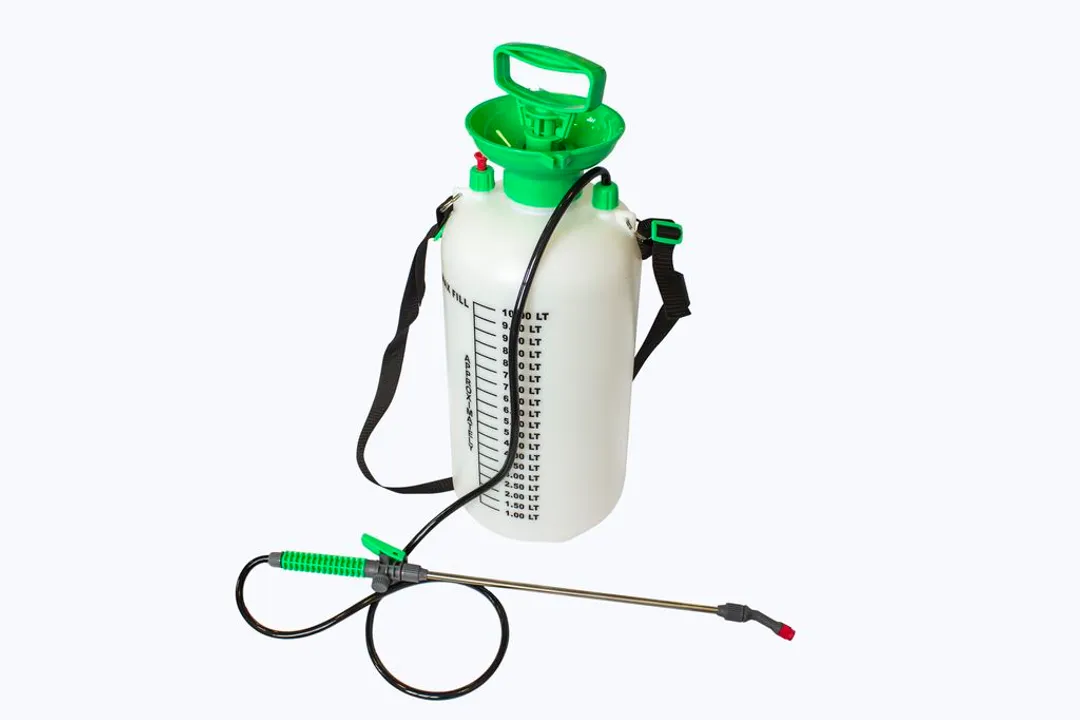 Опрыскиватель ручной пластиковый со шкалой заполнения и ремнем »через плечо»,10л(Ø21см,высота52см,шланг 125см,пистолет 60см)