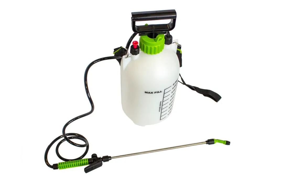 Опрыскиватель ручной пластиковый со шкалой заполнения и ремнем »через плечо»,8л(Ø18см,высота52см,шланг 125см,пистолет 60см)