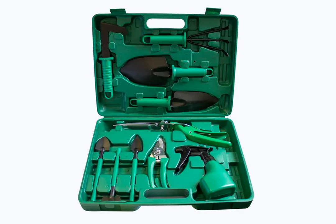 Набор садового инструмента,11пр.(тяпка,рыхлитель,совок-2шт,ножницы,опрыскиватель,секатор,совок мини-2шт,грабли),в кейсе