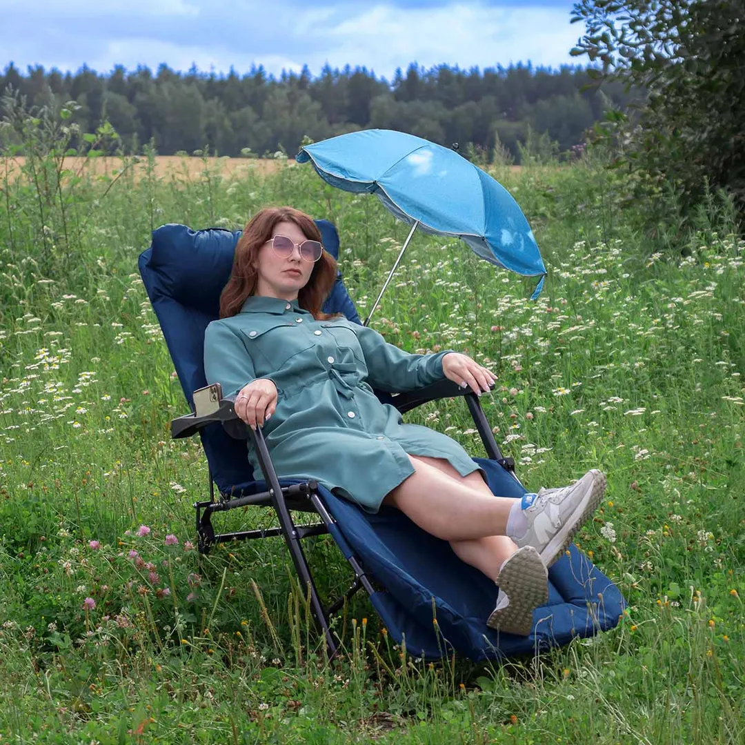 Шезлонг складной с подлокотниками на мягкой основе в комплекте с зонтом садовым (синий) (1780х670х300мм, макс. нагрузка 200кг)